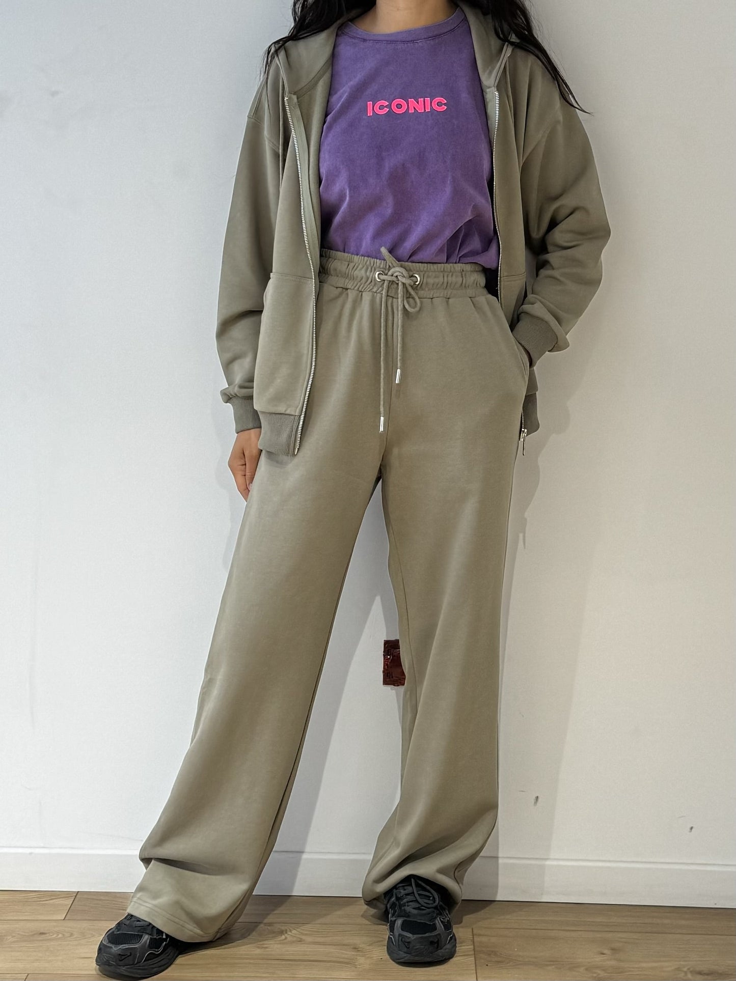 Tenue complète avec sweat à capuche zippé gris et pantalon assorti pour femme