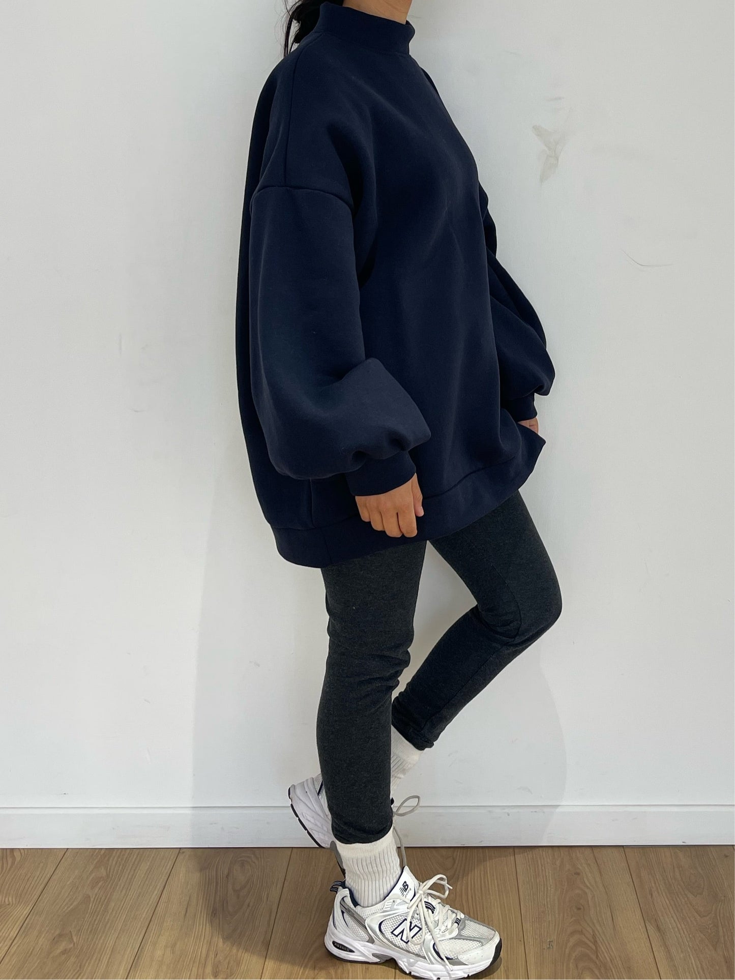 Sweat bleu marine oversize, élément clé d'un look casual-chic