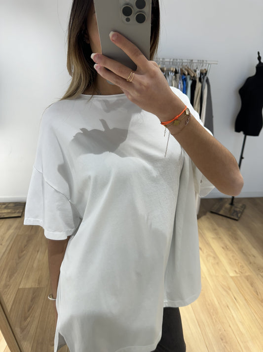Tee-shirt en coton blanc pour femme, vue de face.