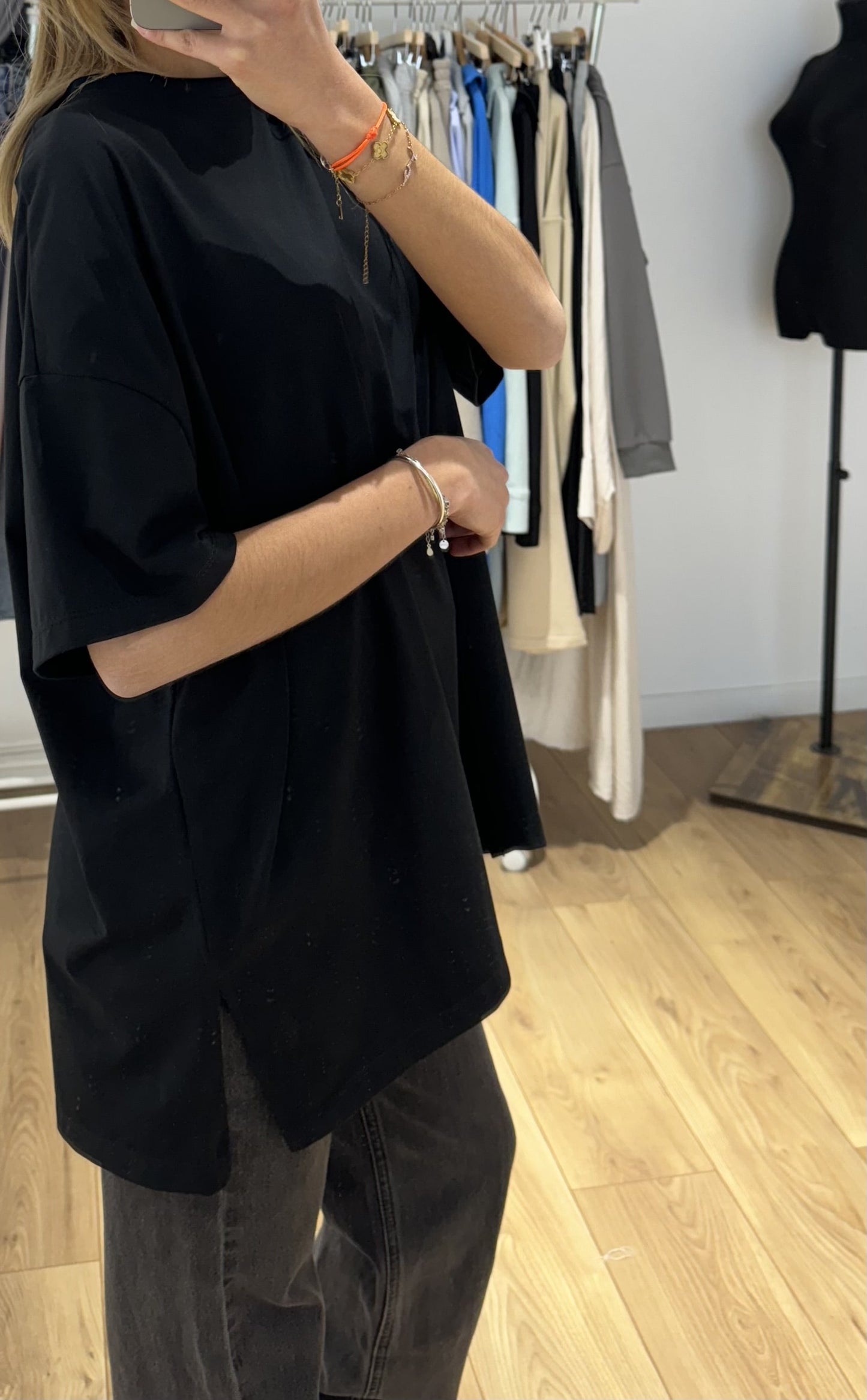 Tee-shirt en coton noir pour femme, vue de côté.