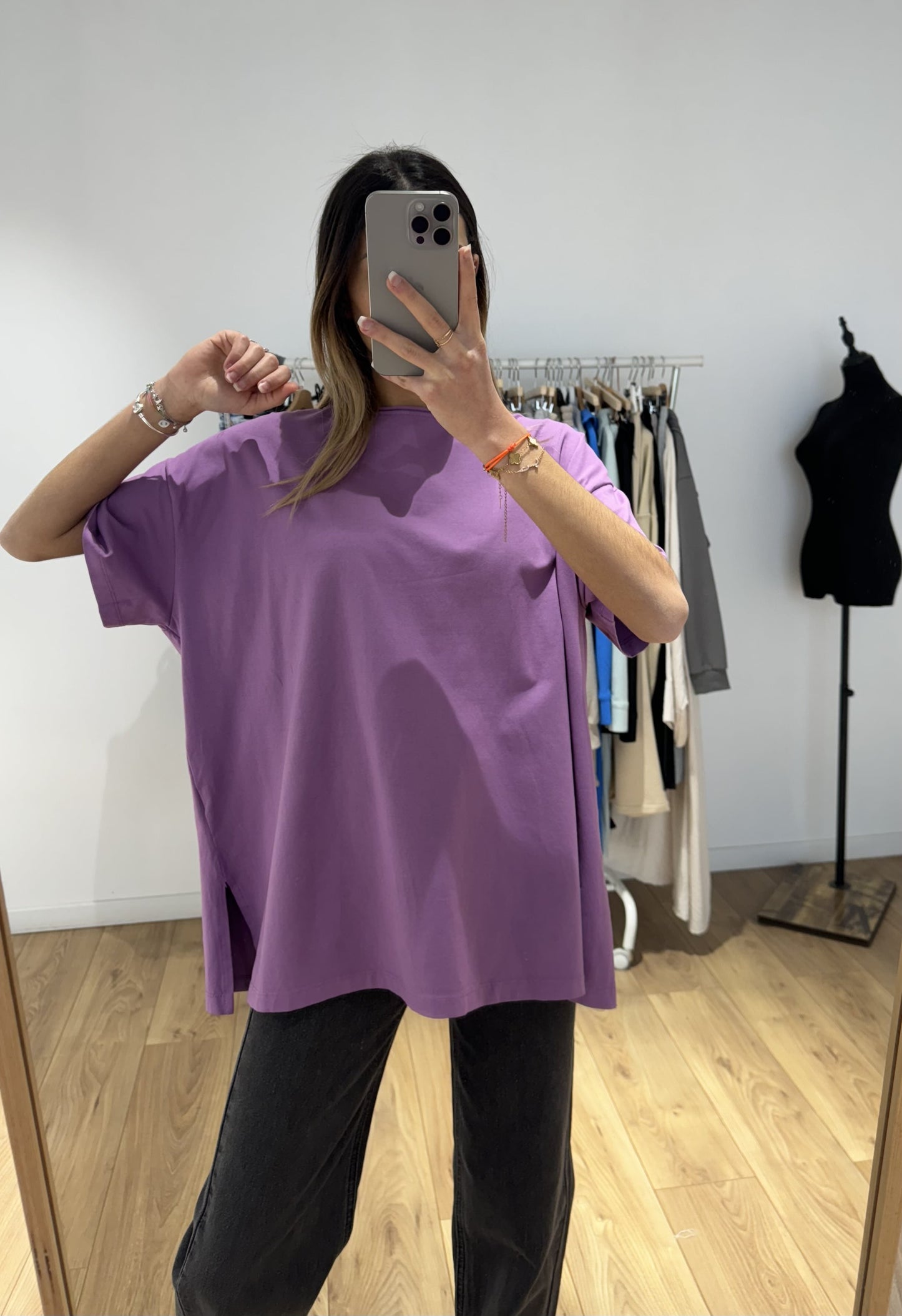 Tee-shirt en coton violet pour femme, vue de face.