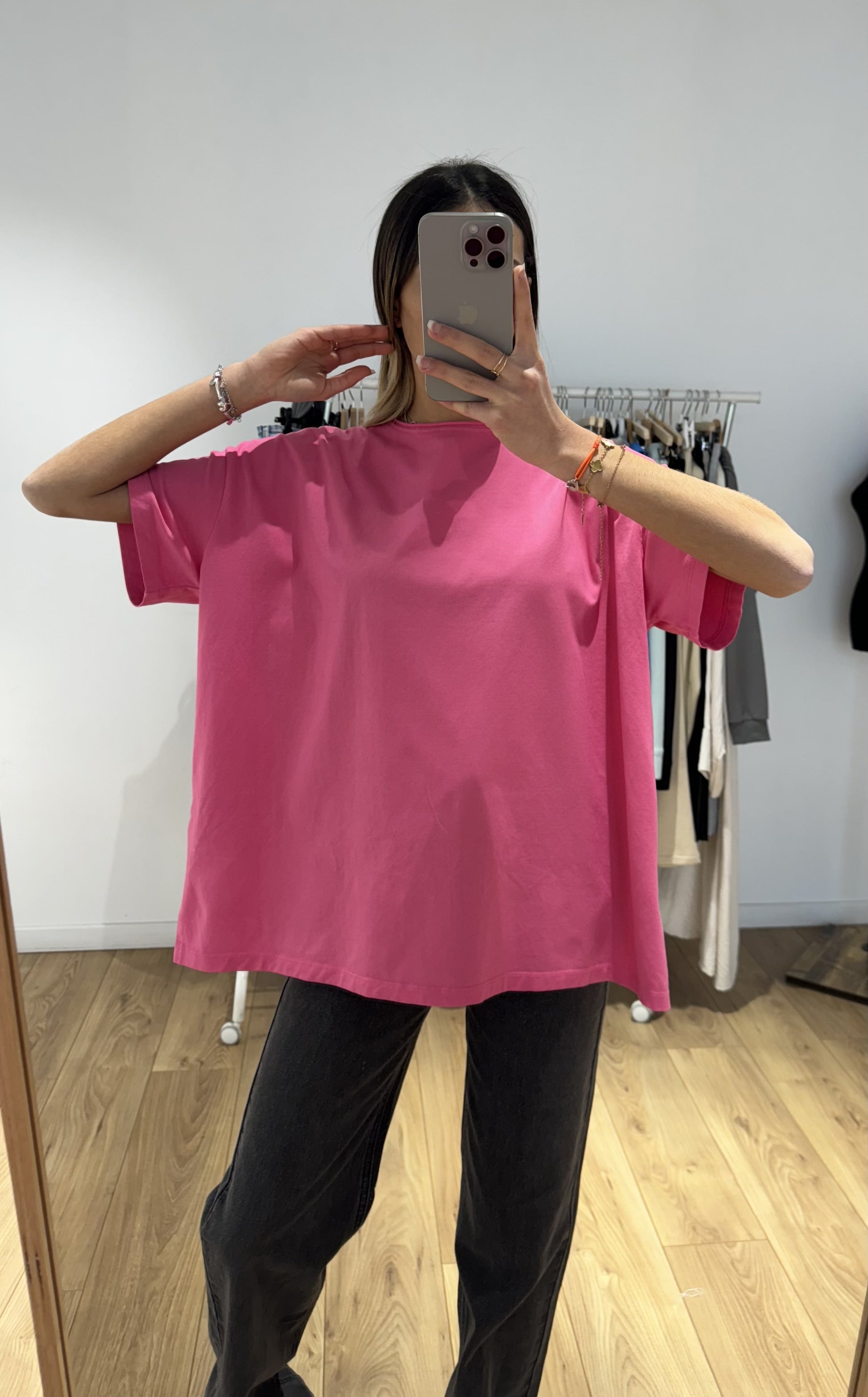 Tee-shirt en coton rose pour femme, vue de face.