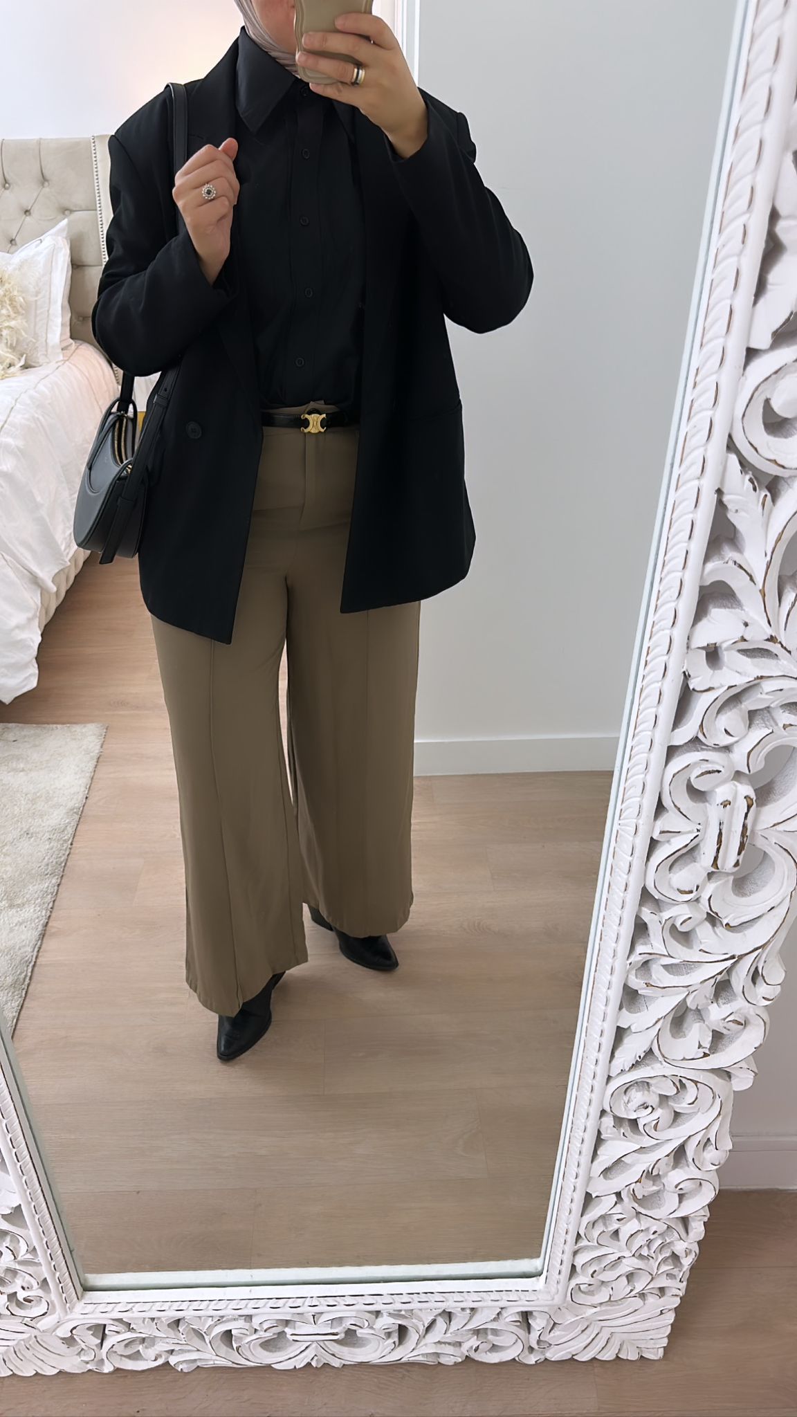 Tenue d'affaires élégante avec pantalon taupe et blazer noir, idéale pour les professionnels